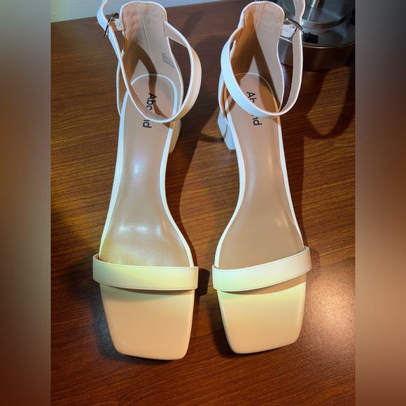 Women’s size 13 heels abound white leather square toe 2.5” block heel new - Picture 2 of 6